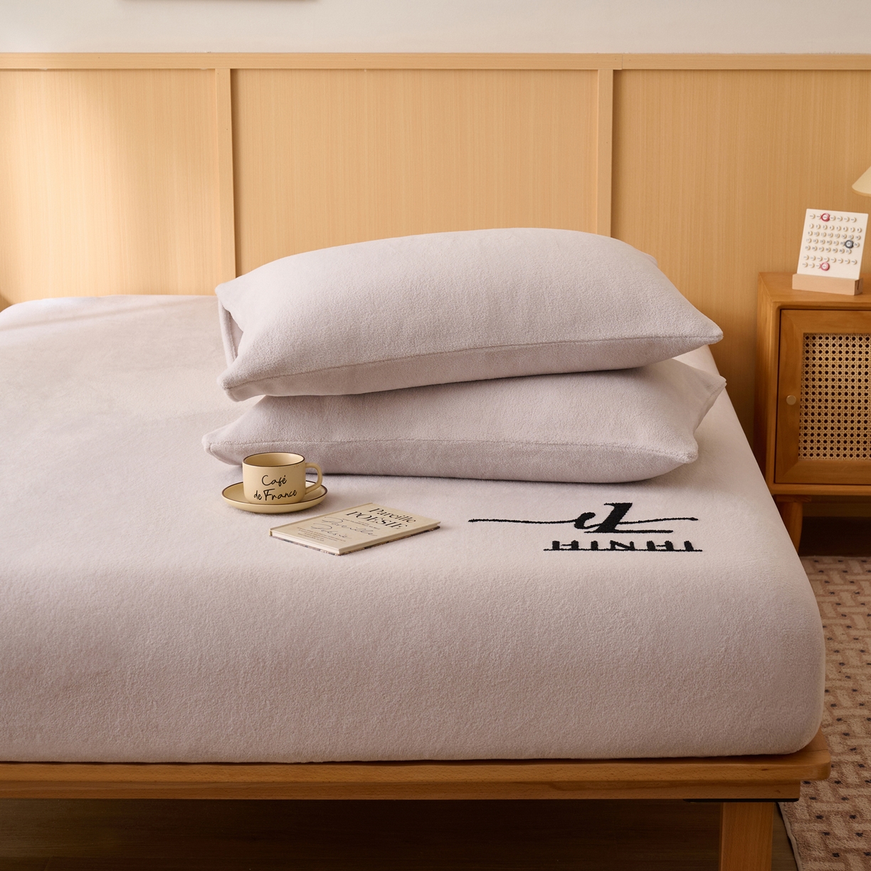 91家纺网 家纺一手货源 找家纺 早晨家纺 2025新款华泰款高克重牛奶绒仿羊绒毛巾绣单床笠 华泰-银灰