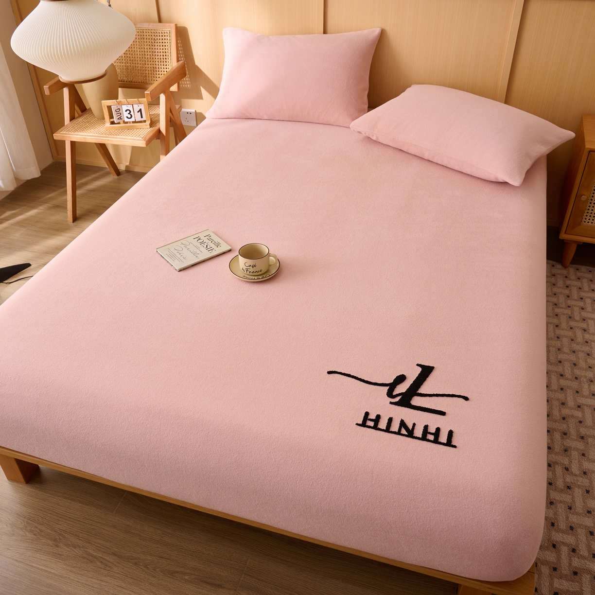 91家纺网 家纺一手货源 找家纺 早晨家纺 2025新款华泰款高克重牛奶绒仿羊绒毛巾绣单床笠 华泰-玉