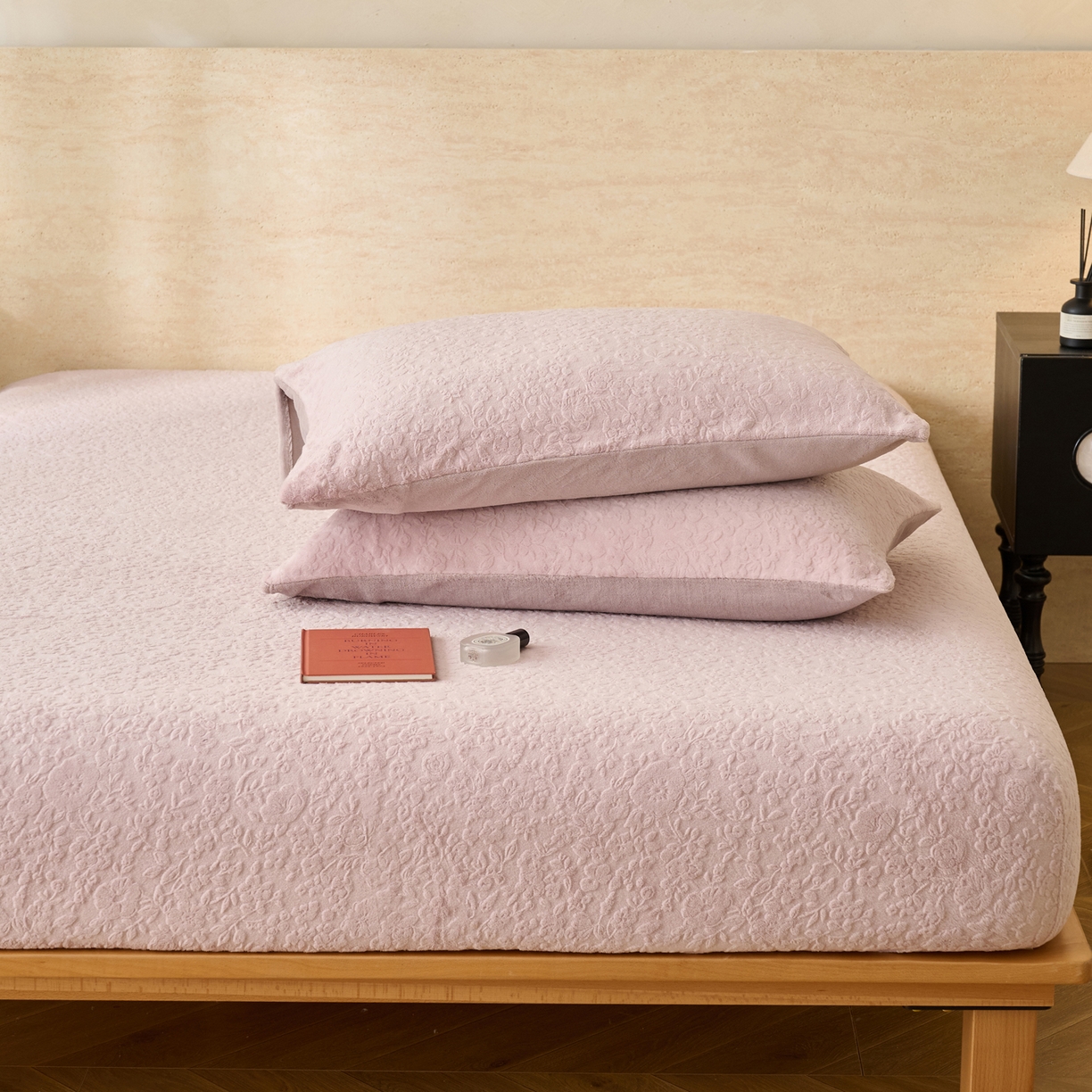 91家纺网 家纺一手货源 找家纺 （总）早晨家纺 2025新款蝴蝶兰款高克重牛奶绒烂花床笠