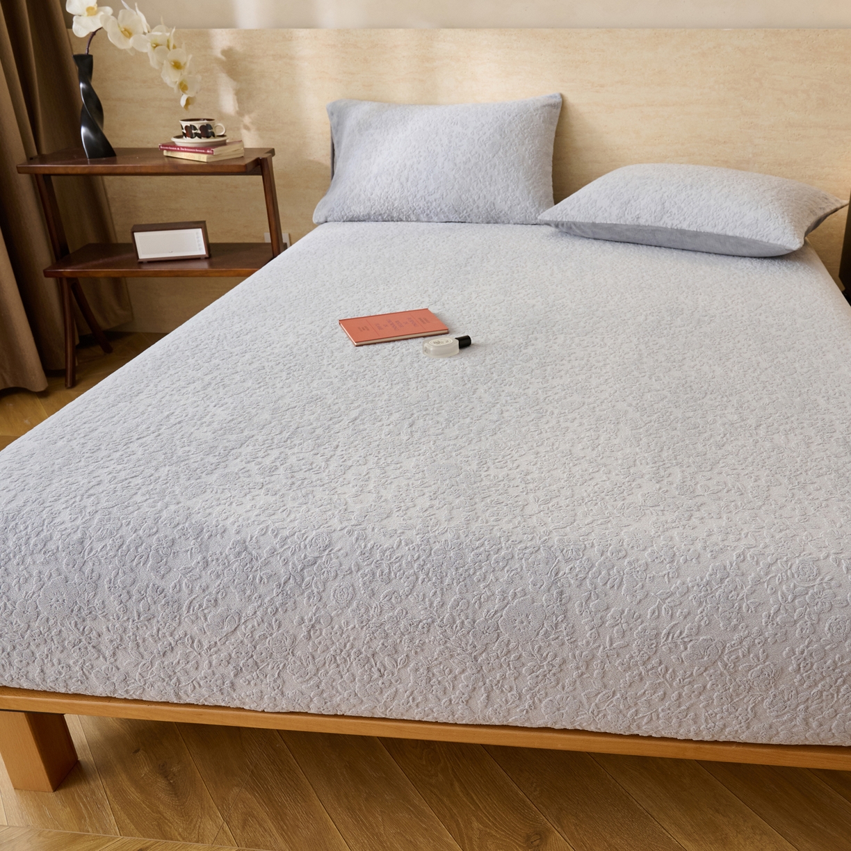 91家纺网 家纺一手货源 找家纺 早晨家纺 2025新款蝴蝶兰款高克重牛奶绒烂花床笠 蝴蝶兰-银灰