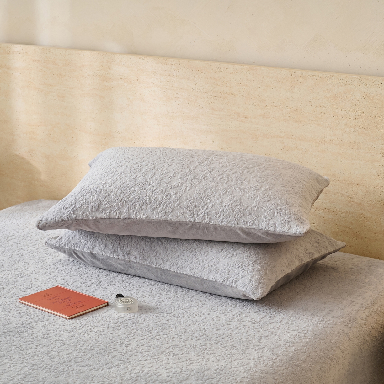 91家纺网 家纺一手货源 找家纺 早晨家纺 2025新款蝴蝶兰款高克重牛奶绒烂花床笠 蝴蝶兰-银灰