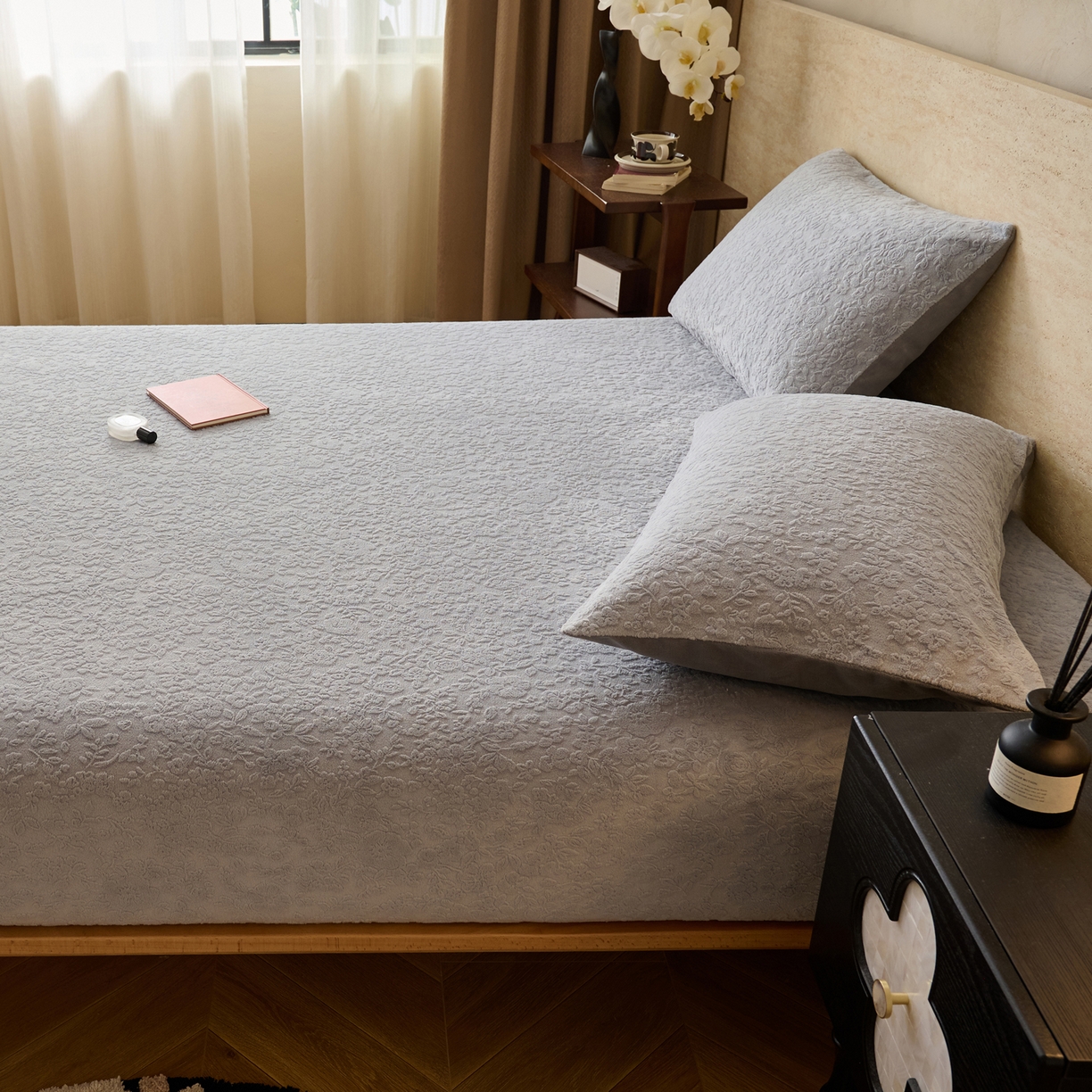 91家纺网 家纺一手货源 找家纺 早晨家纺 2025新款蝴蝶兰款高克重牛奶绒烂花床笠 蝴蝶兰-银灰