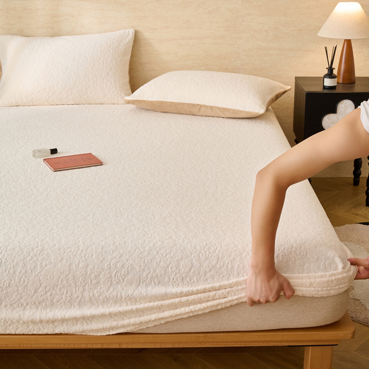 早晨家纺 2025新款蝴蝶兰款高克重牛奶绒烂花床笠 蝴蝶兰-奶白