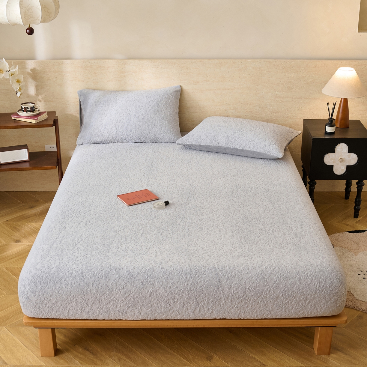 91家纺网 家纺一手货源 找家纺 早晨家纺 2025新款蝴蝶兰款高克重牛奶绒烂花床笠 蝴蝶兰-银灰