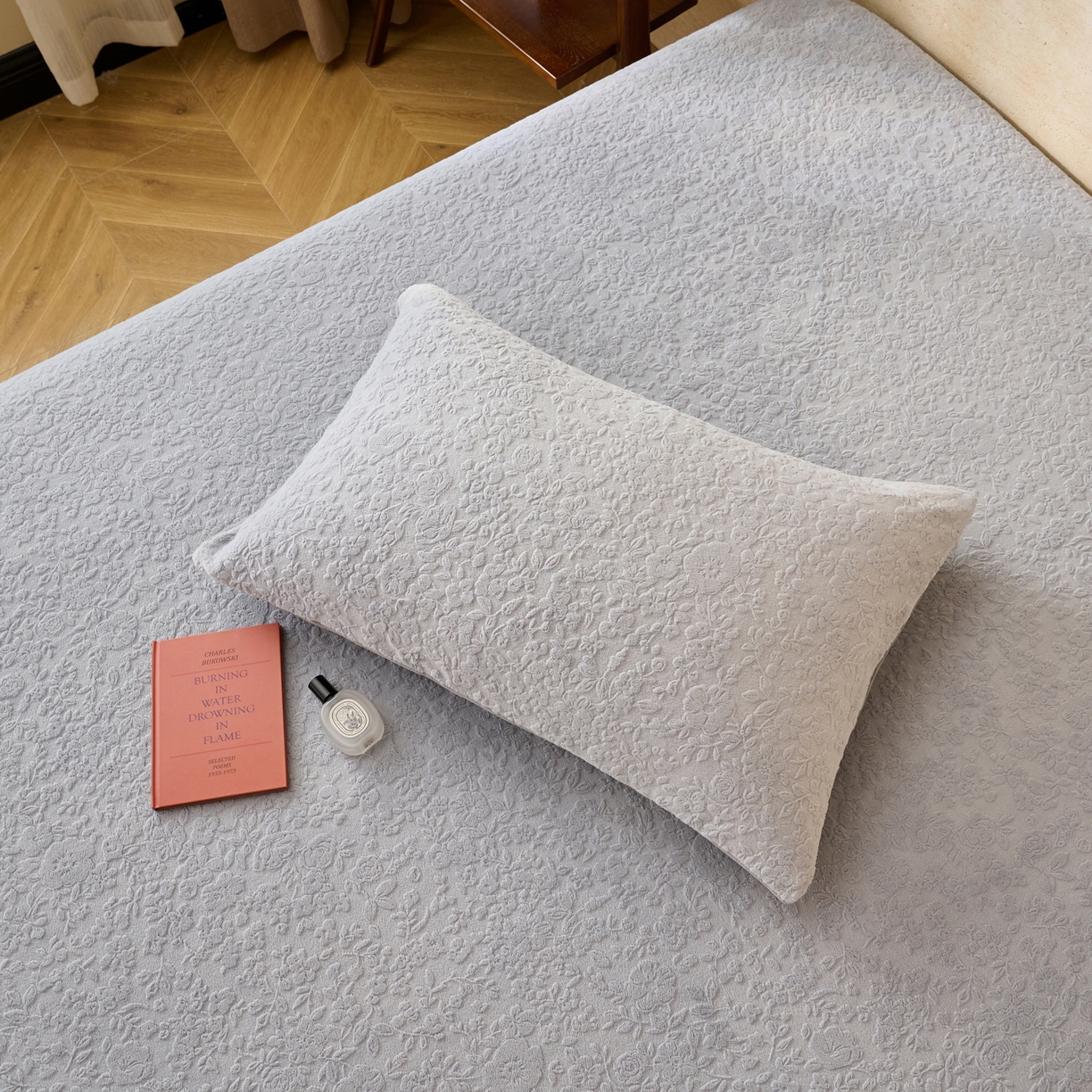 91家纺网 家纺一手货源 找家纺 早晨家纺 2025新款蝴蝶兰款高克重牛奶绒烂花床笠 蝴蝶兰-银灰