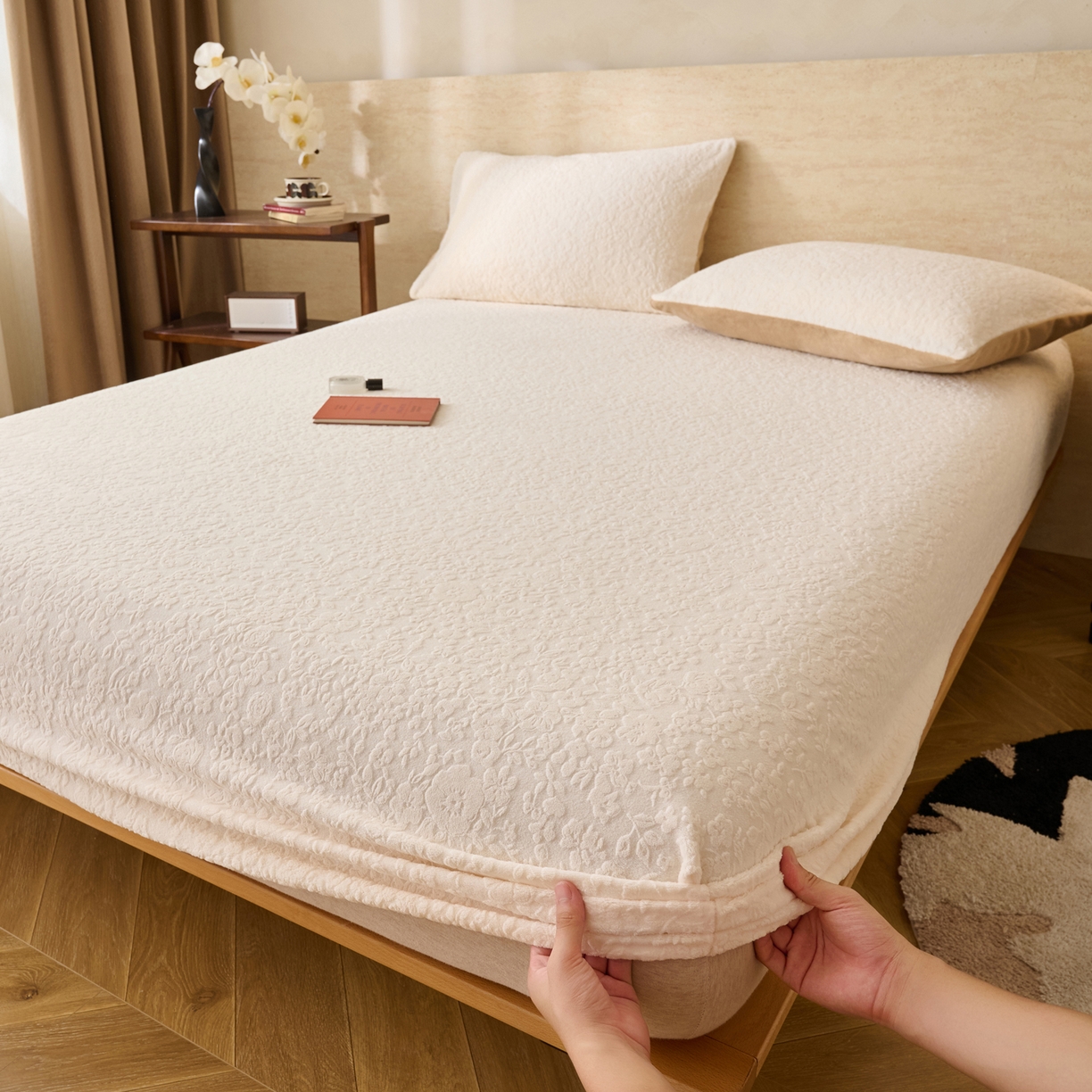 91家纺网 家纺一手货源 找家纺 早晨家纺 2025新款蝴蝶兰款高克重牛奶绒烂花床笠 蝴蝶兰-奶白