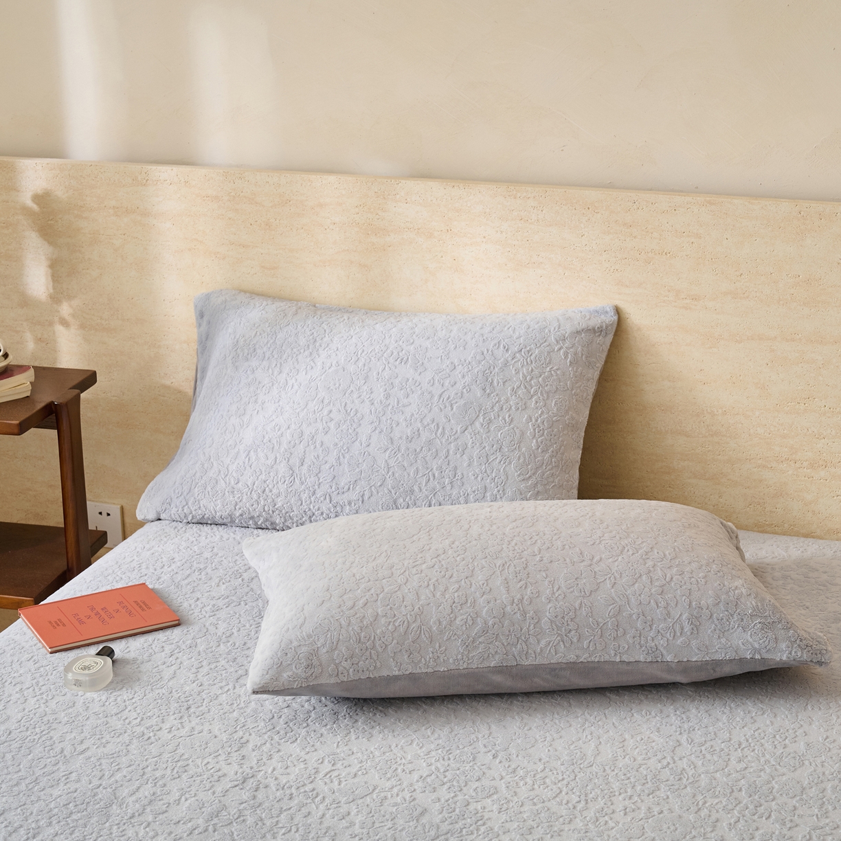 91家纺网 家纺一手货源 找家纺 早晨家纺 2025新款蝴蝶兰款高克重牛奶绒烂花床笠 蝴蝶兰-银灰