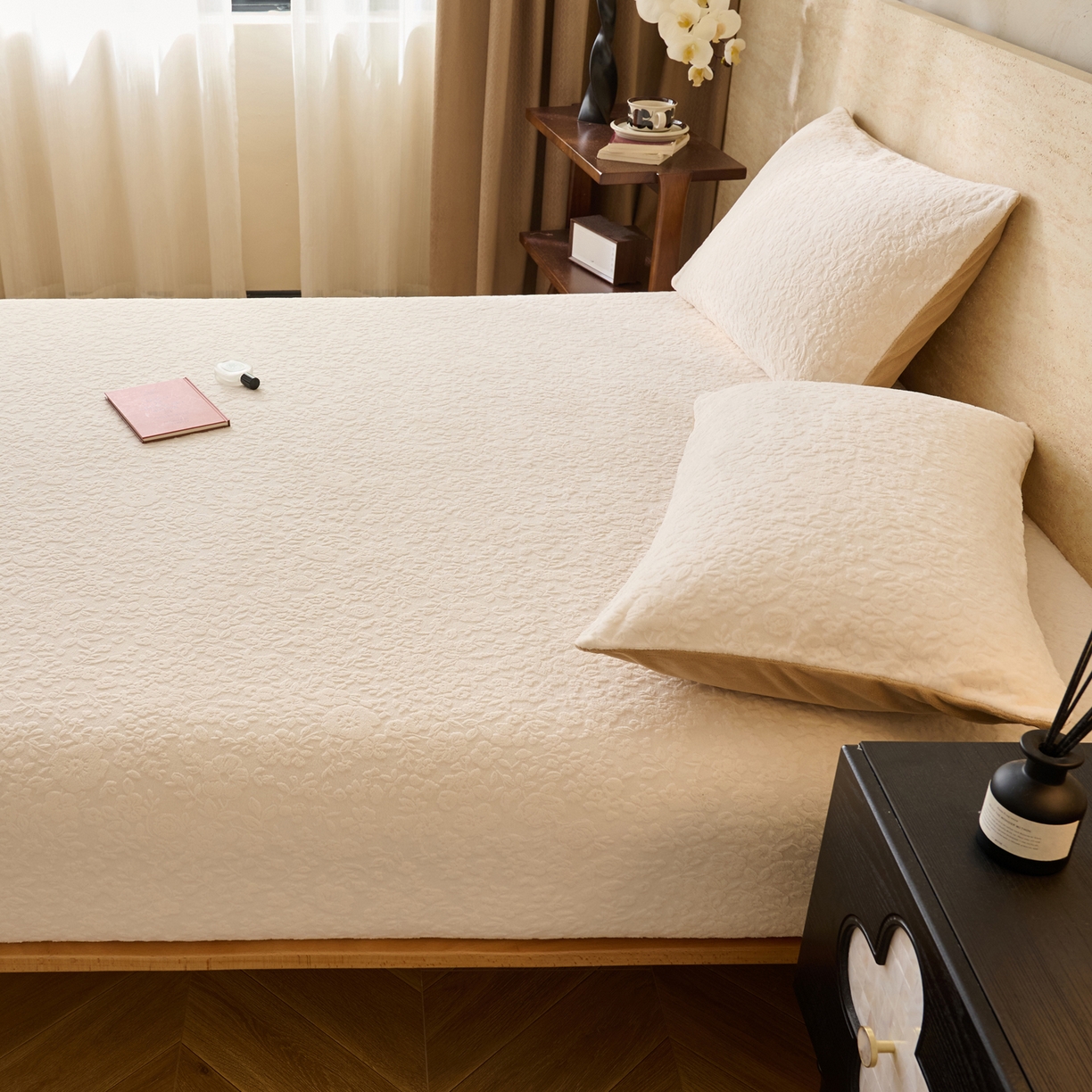 91家纺网 家纺一手货源 找家纺 早晨家纺 2025新款蝴蝶兰款高克重牛奶绒烂花床笠 蝴蝶兰-奶白