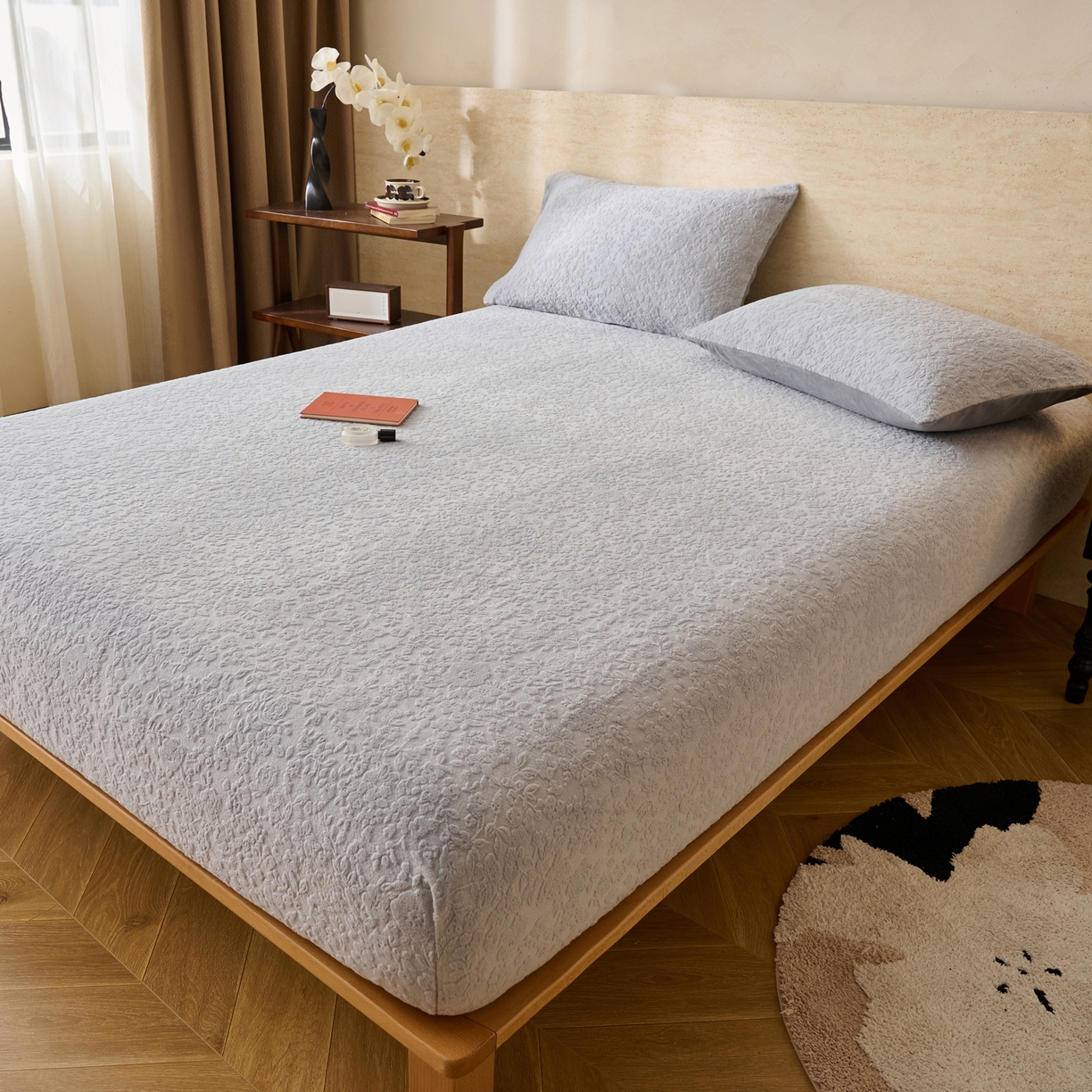 91家纺网 家纺一手货源 找家纺 早晨家纺 2025新款蝴蝶兰款高克重牛奶绒烂花床笠 蝴蝶兰-银灰