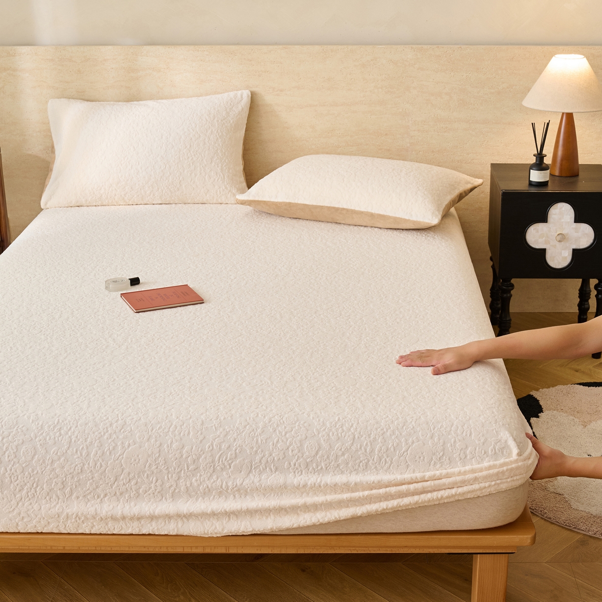 91家纺网 家纺一手货源 找家纺 早晨家纺 2025新款蝴蝶兰款高克重牛奶绒烂花床笠 蝴蝶兰-奶白