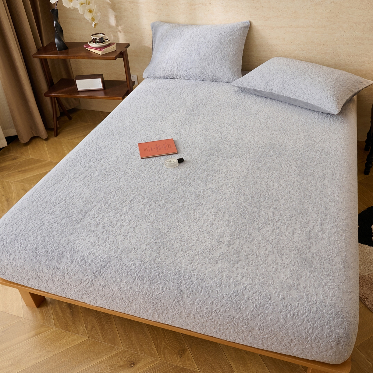 91家纺网 家纺一手货源 找家纺 早晨家纺 2025新款蝴蝶兰款高克重牛奶绒烂花床笠 蝴蝶兰-银灰