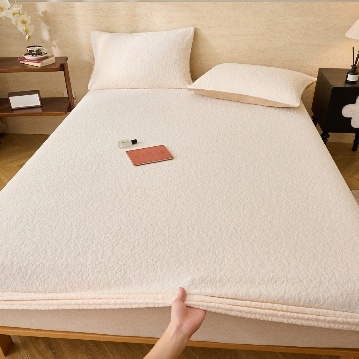 91家纺网 家纺一手货源 找家纺 早晨家纺 2025新款蝴蝶兰款高克重牛奶绒烂花床笠 蝴蝶兰-奶白