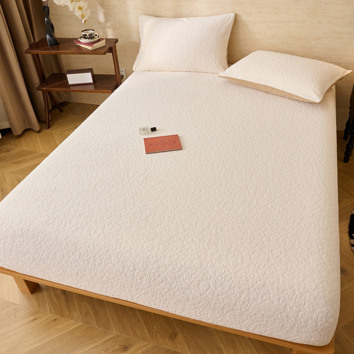 91家纺网 家纺一手货源 找家纺 早晨家纺 2025新款蝴蝶兰款高克重牛奶绒烂花床笠 蝴蝶兰-奶白