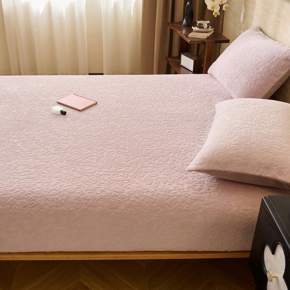 91家纺网 家纺一手货源 找家纺 （总）早晨家纺 2025新款蝴蝶兰款高克重牛奶绒烂花床笠