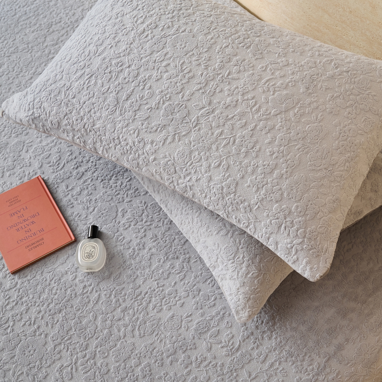 91家纺网 家纺一手货源 找家纺 早晨家纺 2025新款蝴蝶兰款高克重牛奶绒烂花床笠 蝴蝶兰-银灰