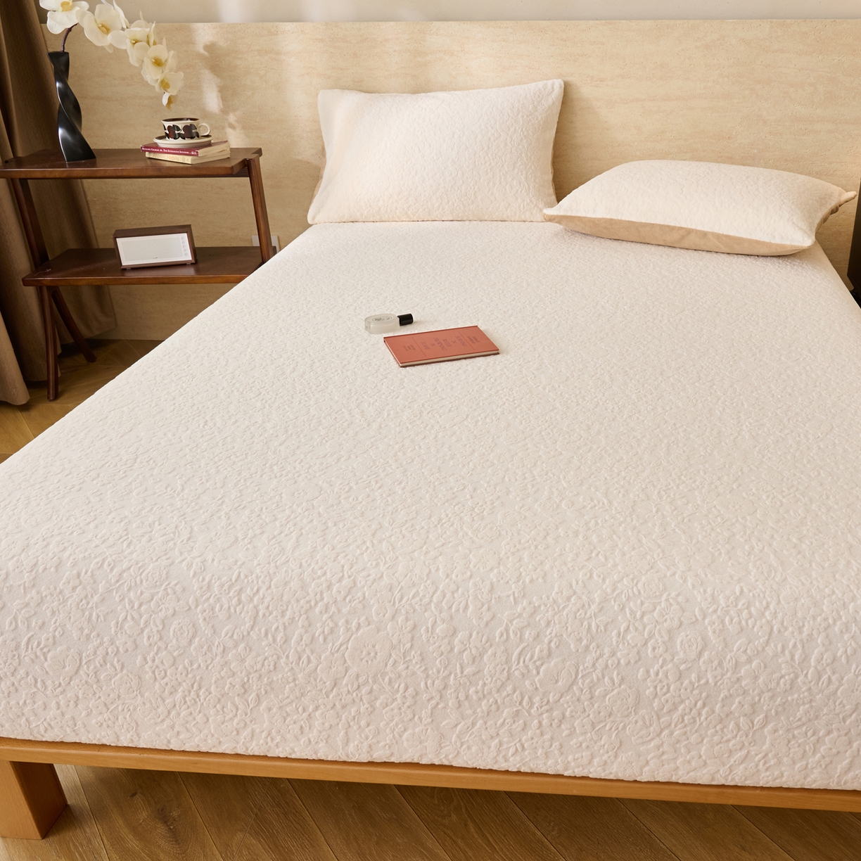 91家纺网 家纺一手货源 找家纺 早晨家纺 2025新款蝴蝶兰款高克重牛奶绒烂花床笠 蝴蝶兰-奶白