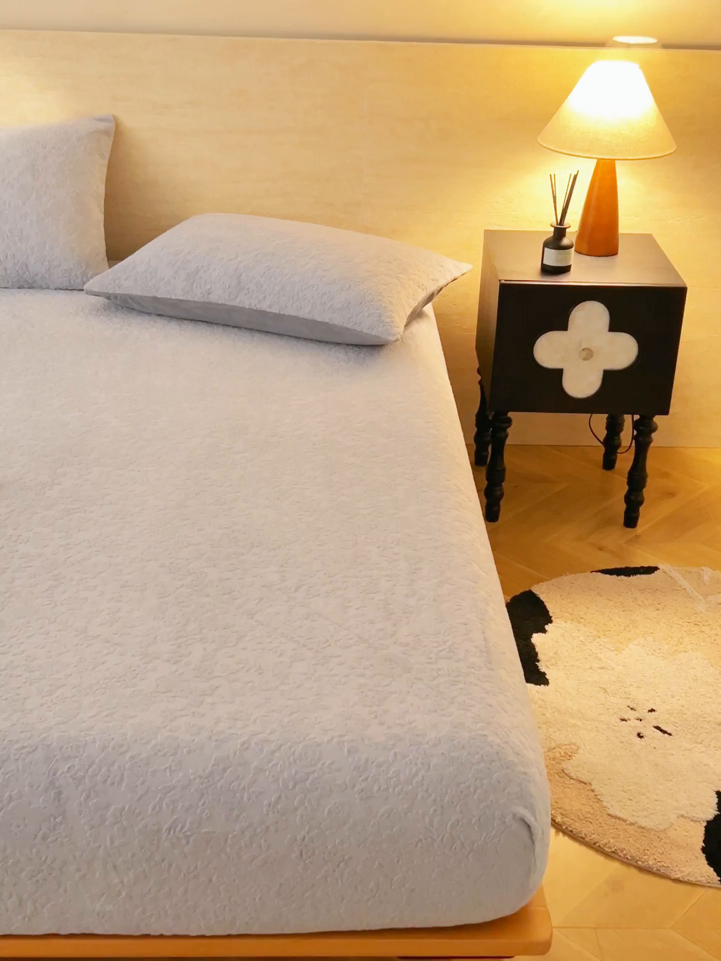 91家纺网 家纺一手货源 找家纺 早晨家纺 2025新款蝴蝶兰款高克重牛奶绒烂花床笠 蝴蝶兰-银灰