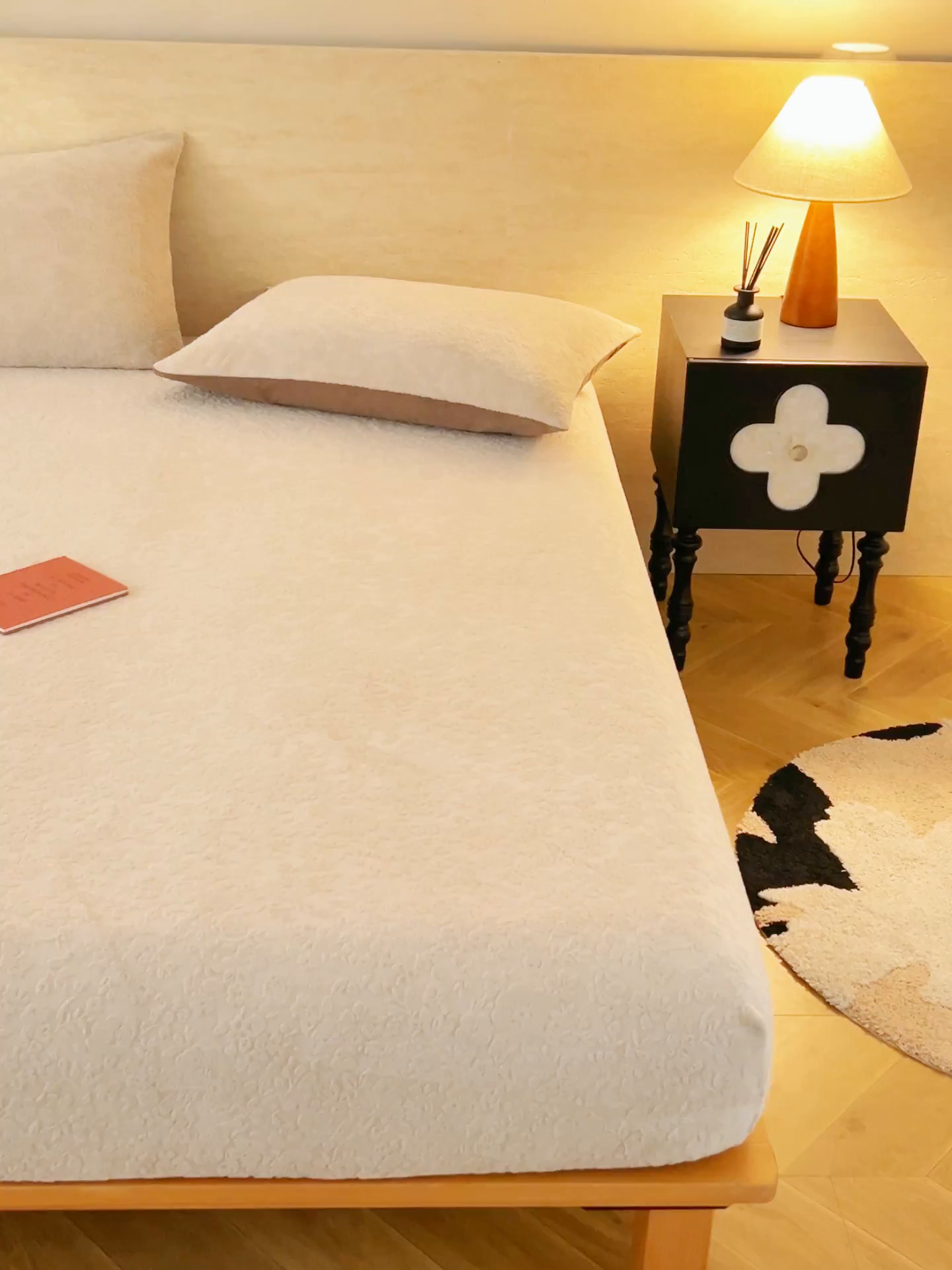 91家纺网 家纺一手货源 找家纺 早晨家纺 2025新款蝴蝶兰款高克重牛奶绒烂花床笠 蝴蝶兰-奶白