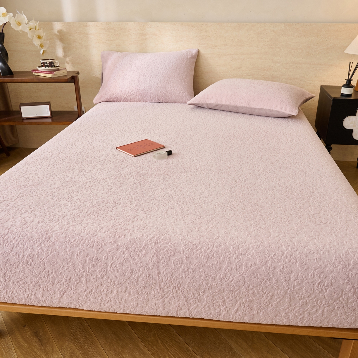 91家纺网 家纺一手货源 找家纺 早晨家纺 2025新款蝴蝶兰款高克重牛奶绒烂花床笠 蝴蝶兰-豆沙