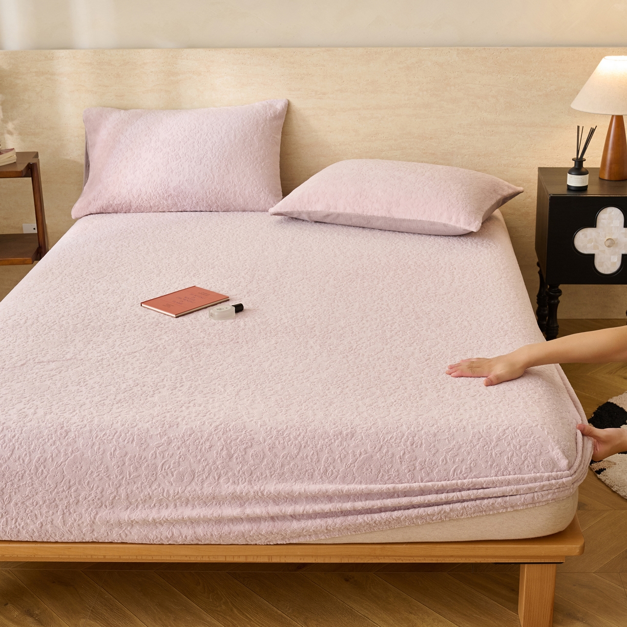 91家纺网 家纺一手货源 找家纺 早晨家纺 2025新款蝴蝶兰款高克重牛奶绒烂花床笠 蝴蝶兰-豆沙