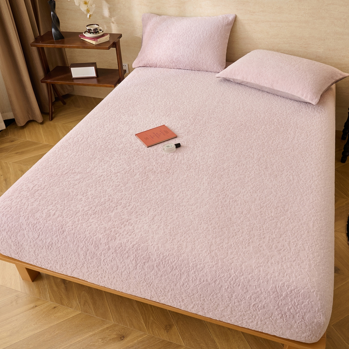 91家纺网 家纺一手货源 找家纺 早晨家纺 2025新款蝴蝶兰款高克重牛奶绒烂花床笠 蝴蝶兰-豆沙