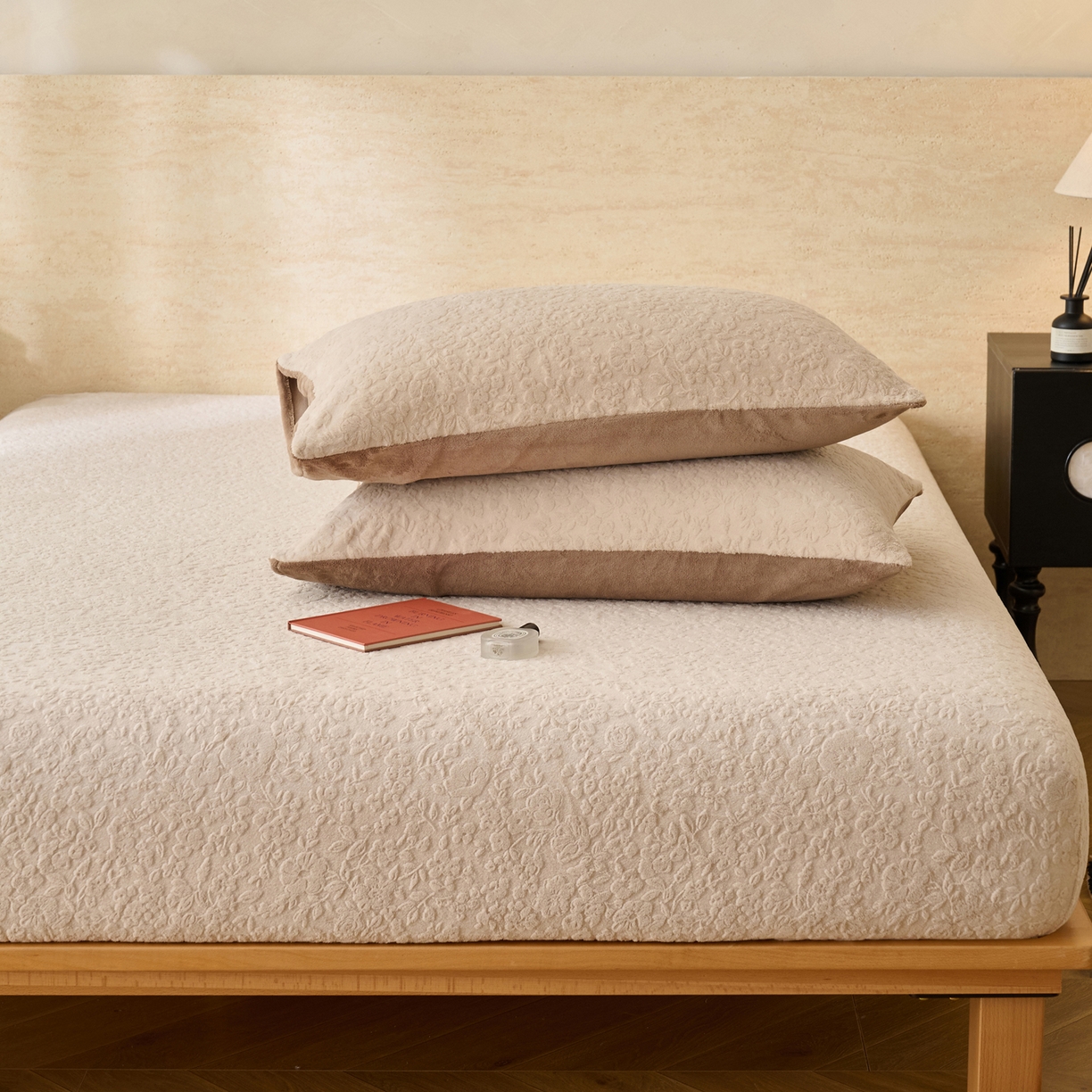 91家纺网 家纺一手货源 找家纺 早晨家纺 2025新款蝴蝶兰款高克重牛奶绒烂花床笠 蝴蝶兰-米驼