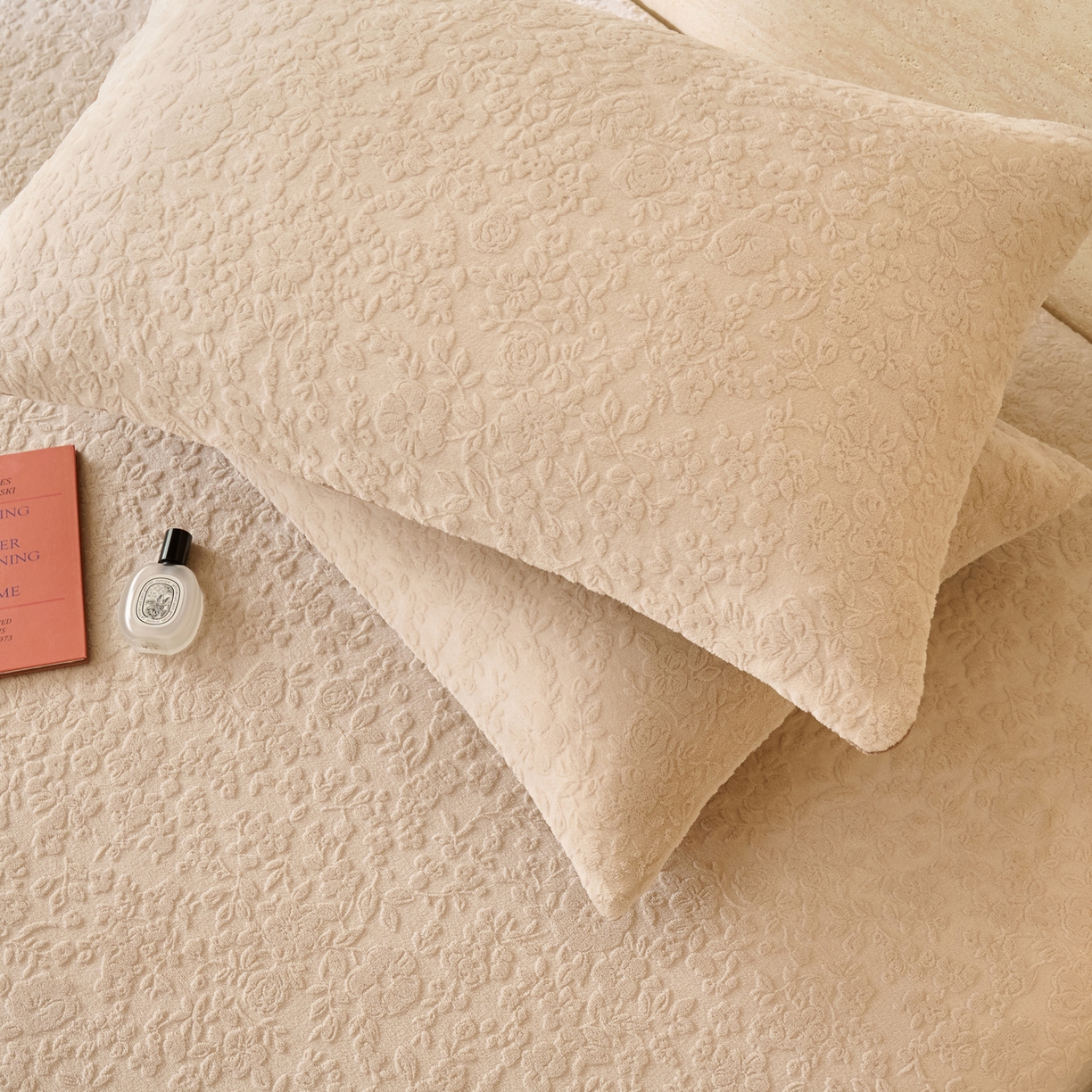 91家纺网 家纺一手货源 找家纺 早晨家纺 2025新款蝴蝶兰款高克重牛奶绒烂花床笠 蝴蝶兰-米驼