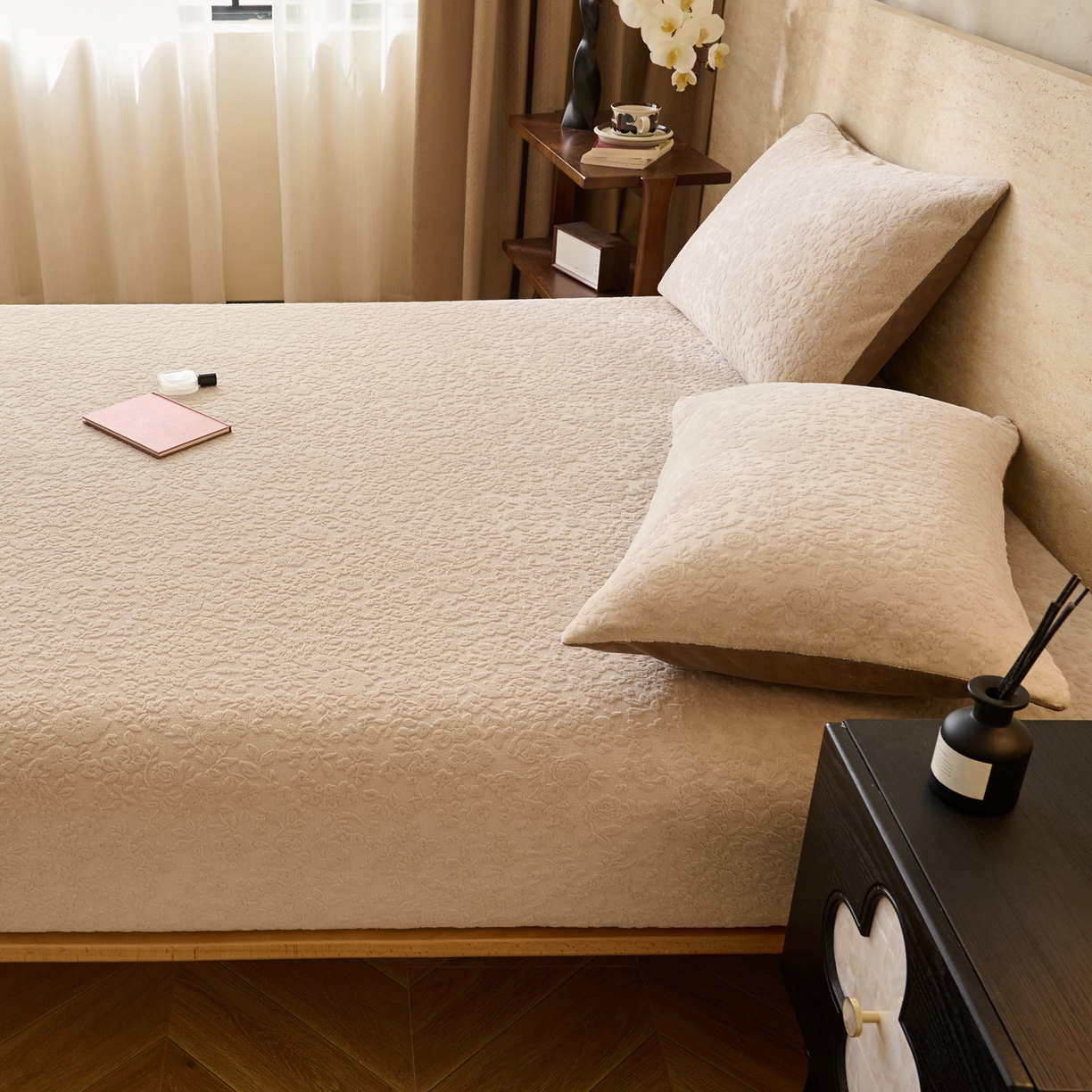 91家纺网 家纺一手货源 找家纺 早晨家纺 2025新款蝴蝶兰款高克重牛奶绒烂花床笠 蝴蝶兰-米驼