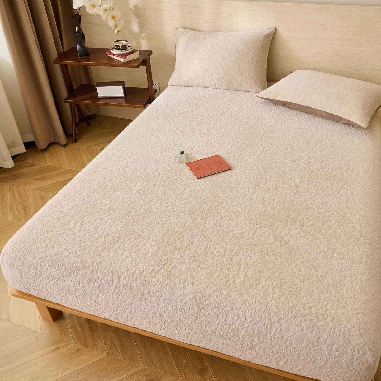 91家纺网 家纺一手货源 找家纺 早晨家纺 2025新款蝴蝶兰款高克重牛奶绒烂花床笠 蝴蝶兰-米驼