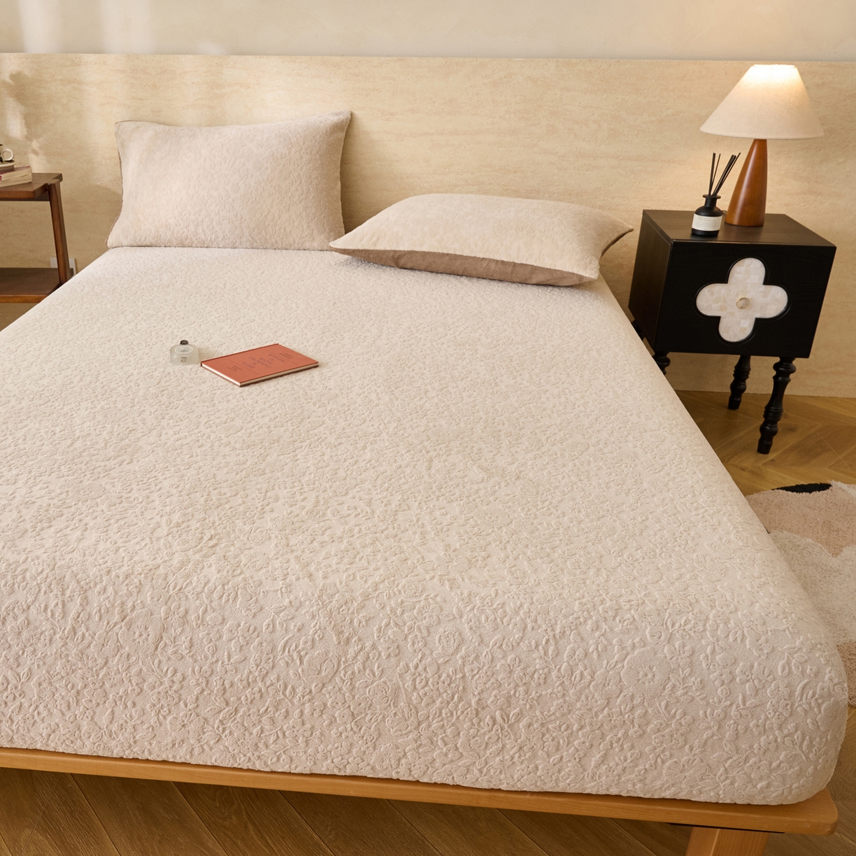 91家纺网 家纺一手货源 找家纺 早晨家纺 2025新款蝴蝶兰款高克重牛奶绒烂花床笠 蝴蝶兰-米驼