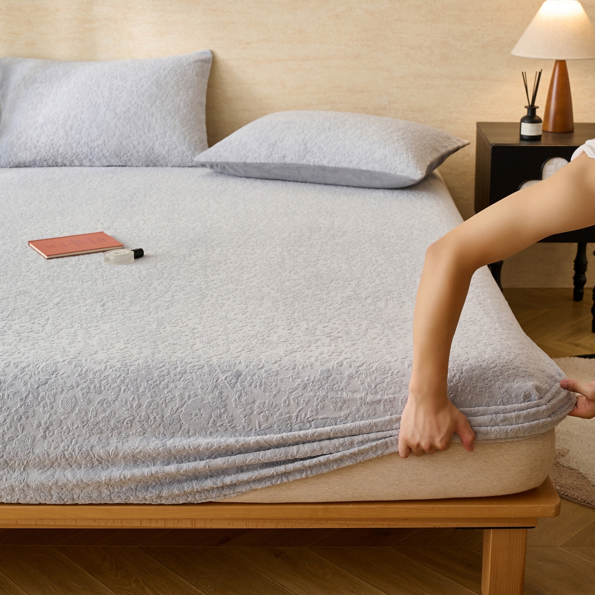 91家纺网 家纺一手货源 找家纺 （总）早晨家纺 2025新款蝴蝶兰款高克重牛奶绒烂花床笠