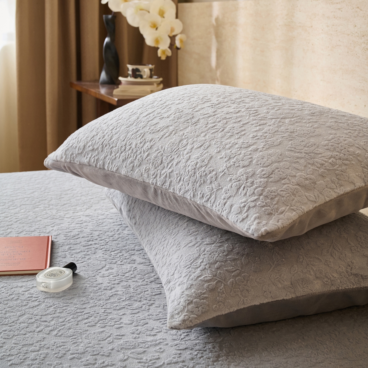 91家纺网 家纺一手货源 找家纺 早晨家纺 2025新款蝴蝶兰款高克重牛奶绒烂花床笠 蝴蝶兰-银灰