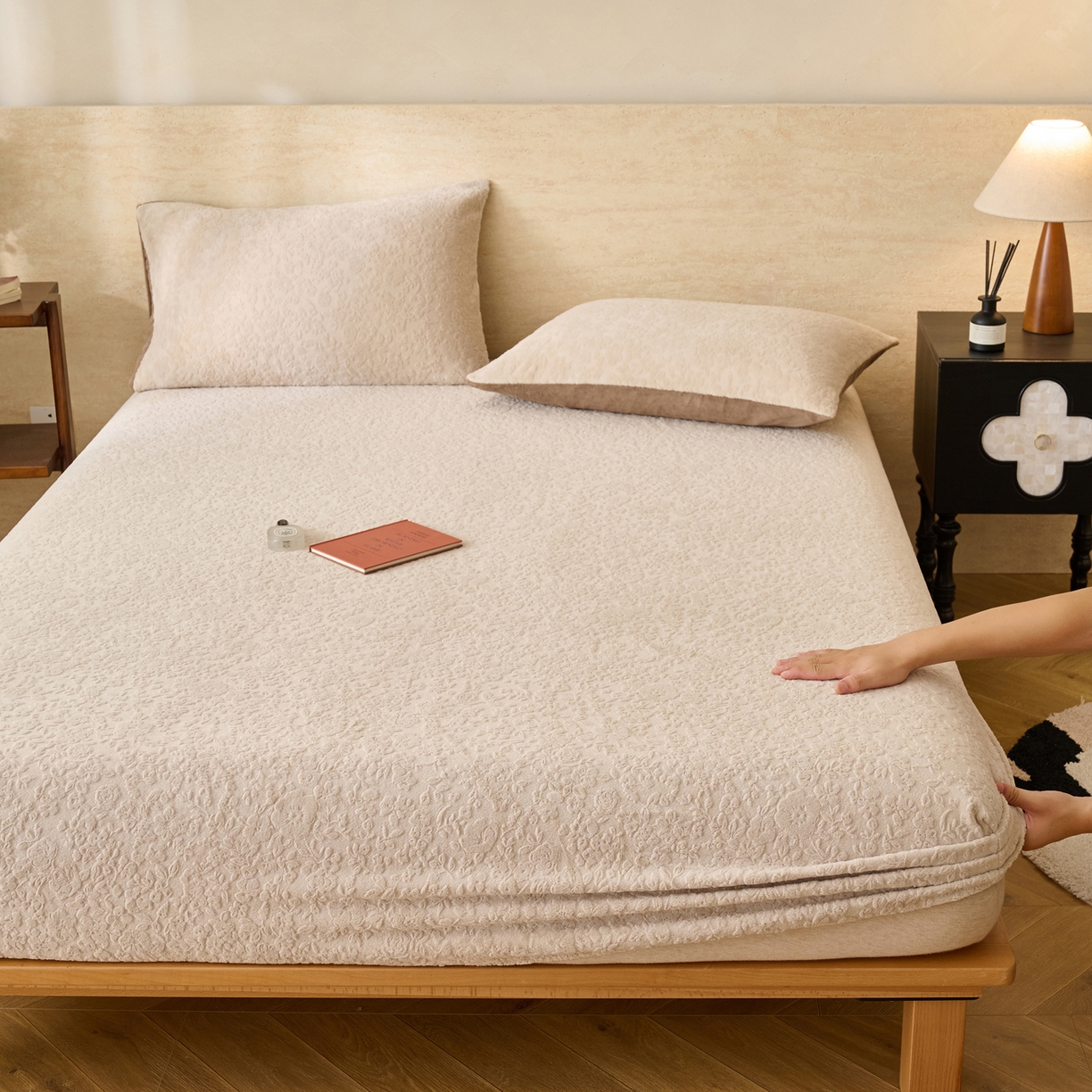 91家纺网 家纺一手货源 找家纺 早晨家纺 2025新款蝴蝶兰款高克重牛奶绒烂花床笠 蝴蝶兰-米驼