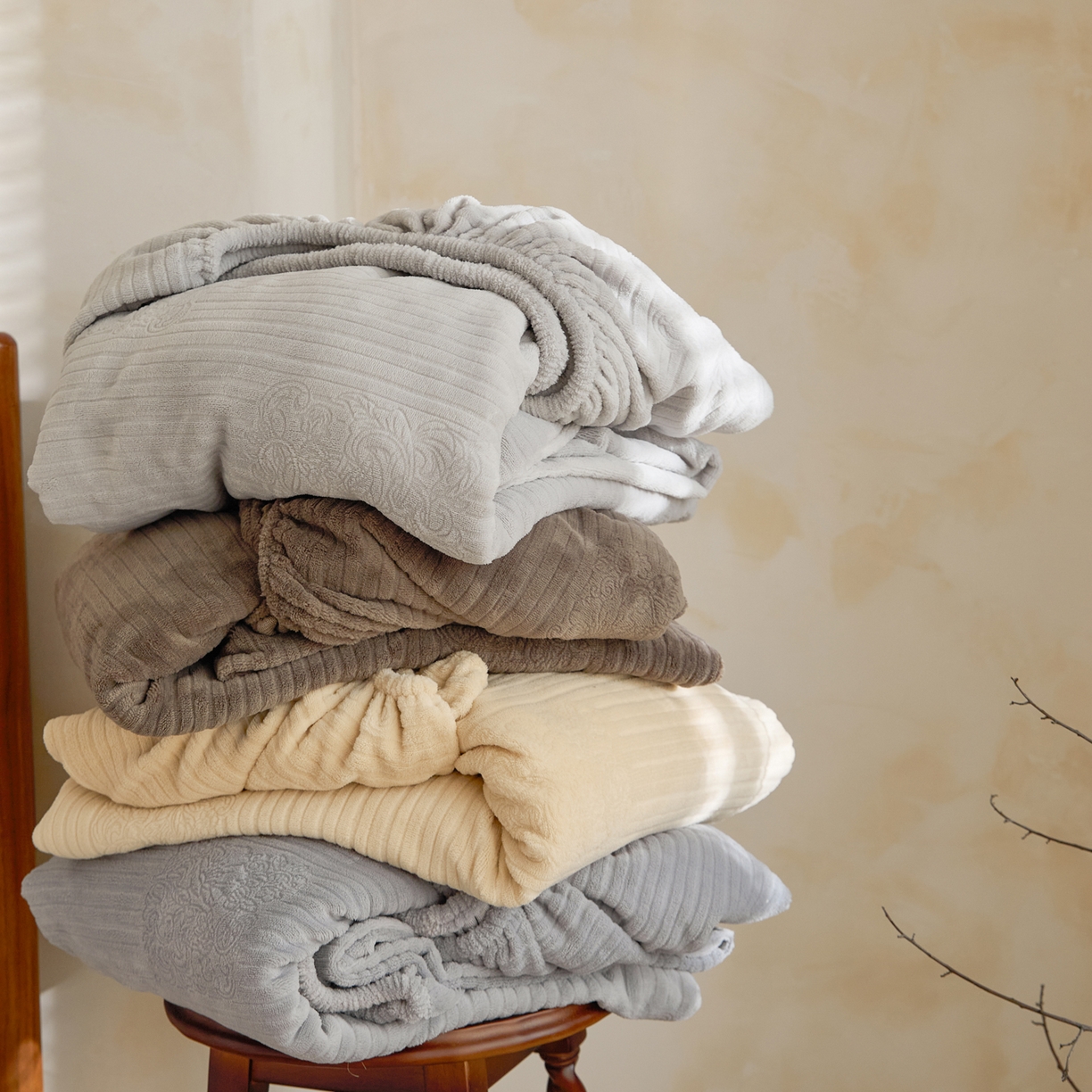 91家纺网 家纺一手货源 找家纺 早晨家纺 2025新款红金龙纯色烂花牛奶绒床笠 组合图