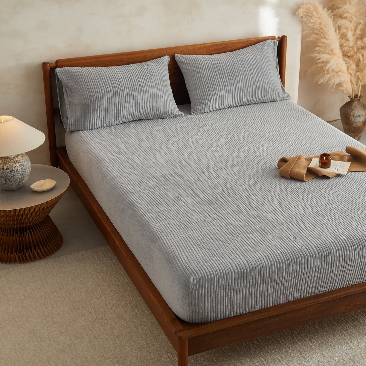 91家纺网 家纺一手货源 找家纺 早晨家纺 2025新款红金龙纯色烂花牛奶绒床笠 恬憩-银灰