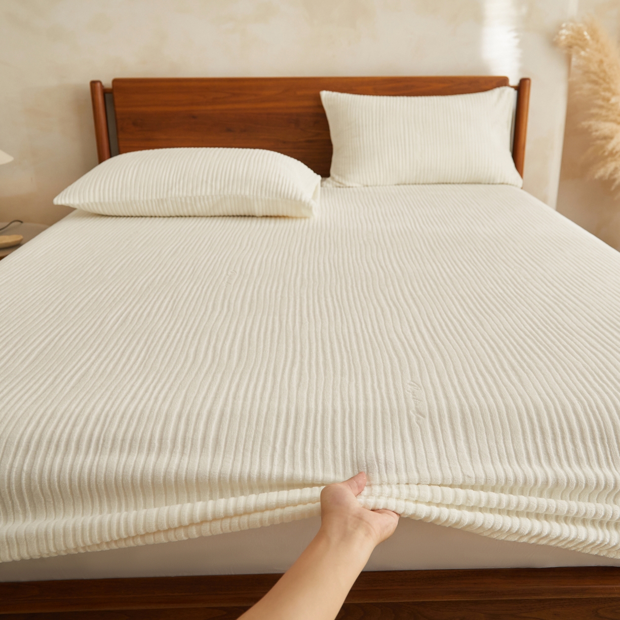 91家纺网 家纺一手货源 找家纺 早晨家纺 2025新款红金龙纯色烂花牛奶绒床笠 恬憩-奶白