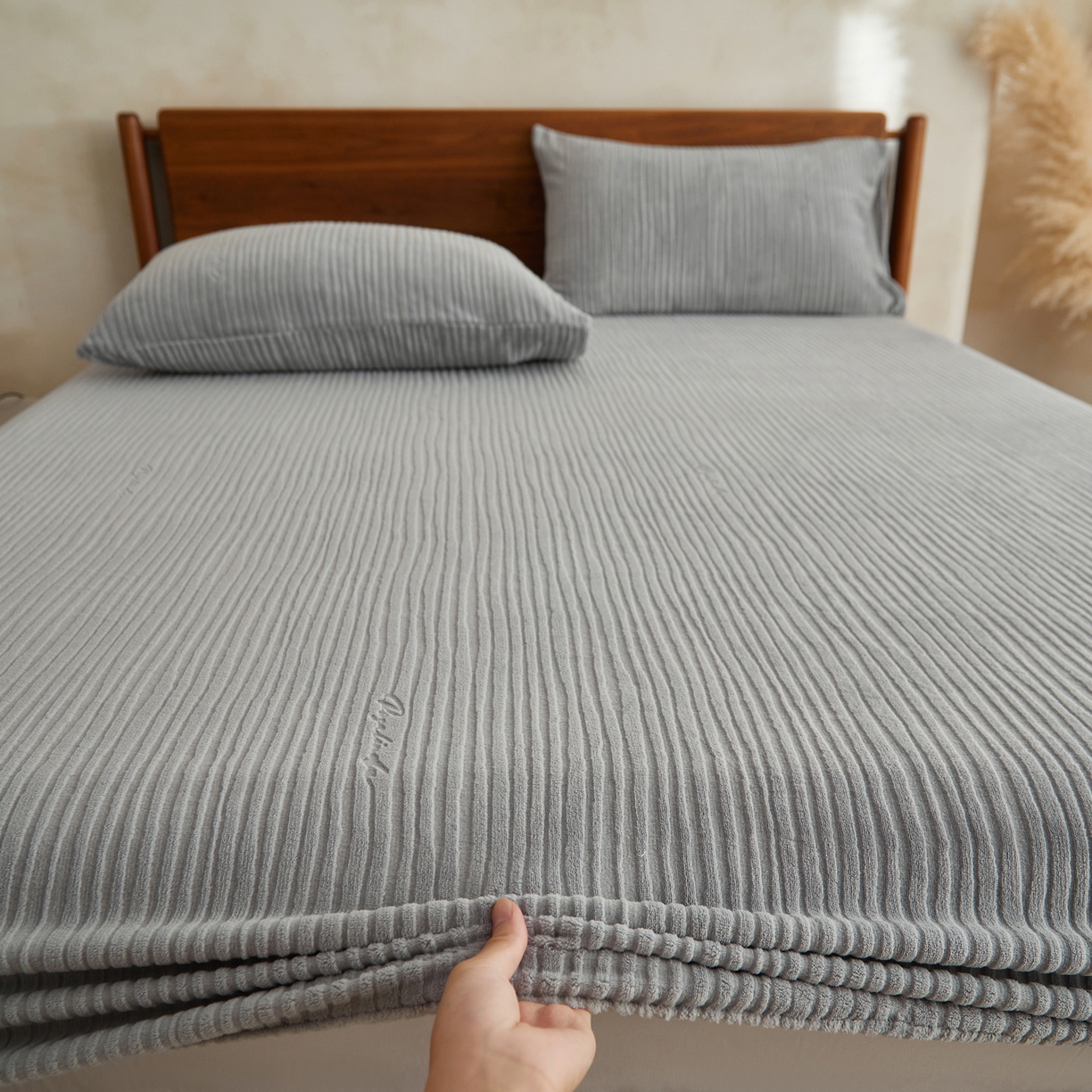 91家纺网 家纺一手货源 找家纺 早晨家纺 2025新款红金龙纯色烂花牛奶绒床笠 恬憩-银灰