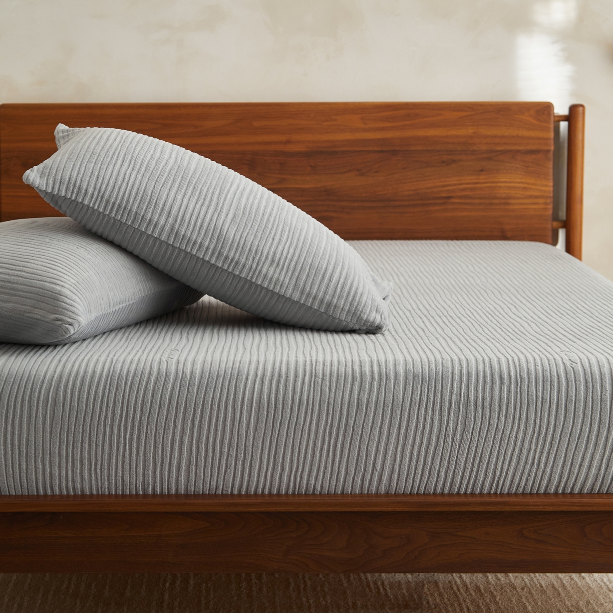 91家纺网 家纺一手货源 找家纺 早晨家纺 2025新款红金龙纯色烂花牛奶绒床笠 恬憩-银灰