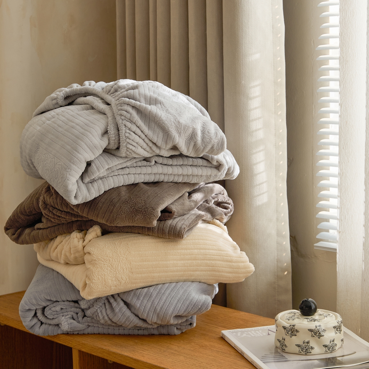 91家纺网 家纺一手货源 找家纺 早晨家纺 2025新款红金龙纯色烂花牛奶绒床笠 组合图