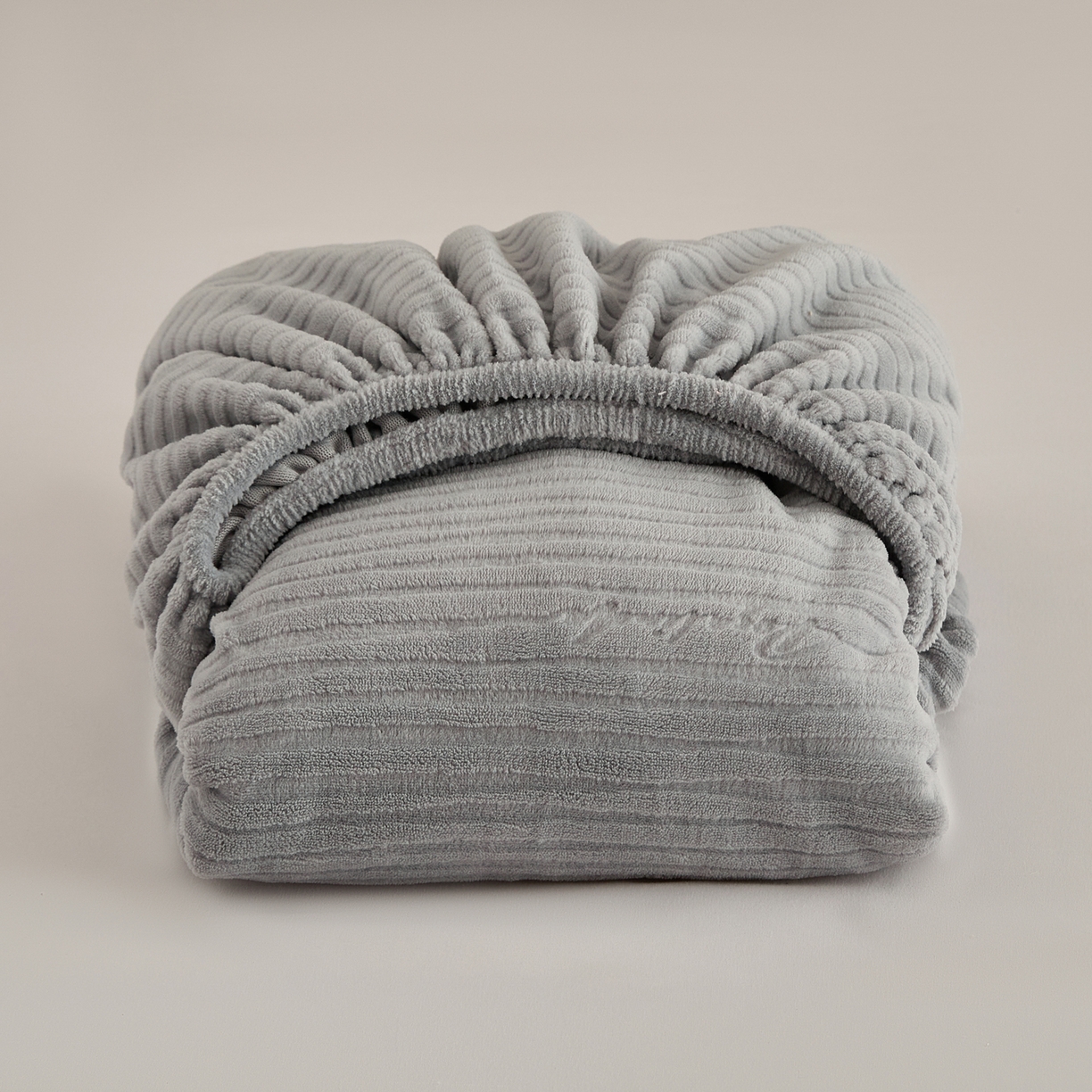 91家纺网 家纺一手货源 找家纺 早晨家纺 2025新款红金龙纯色烂花牛奶绒床笠 恬憩-银灰