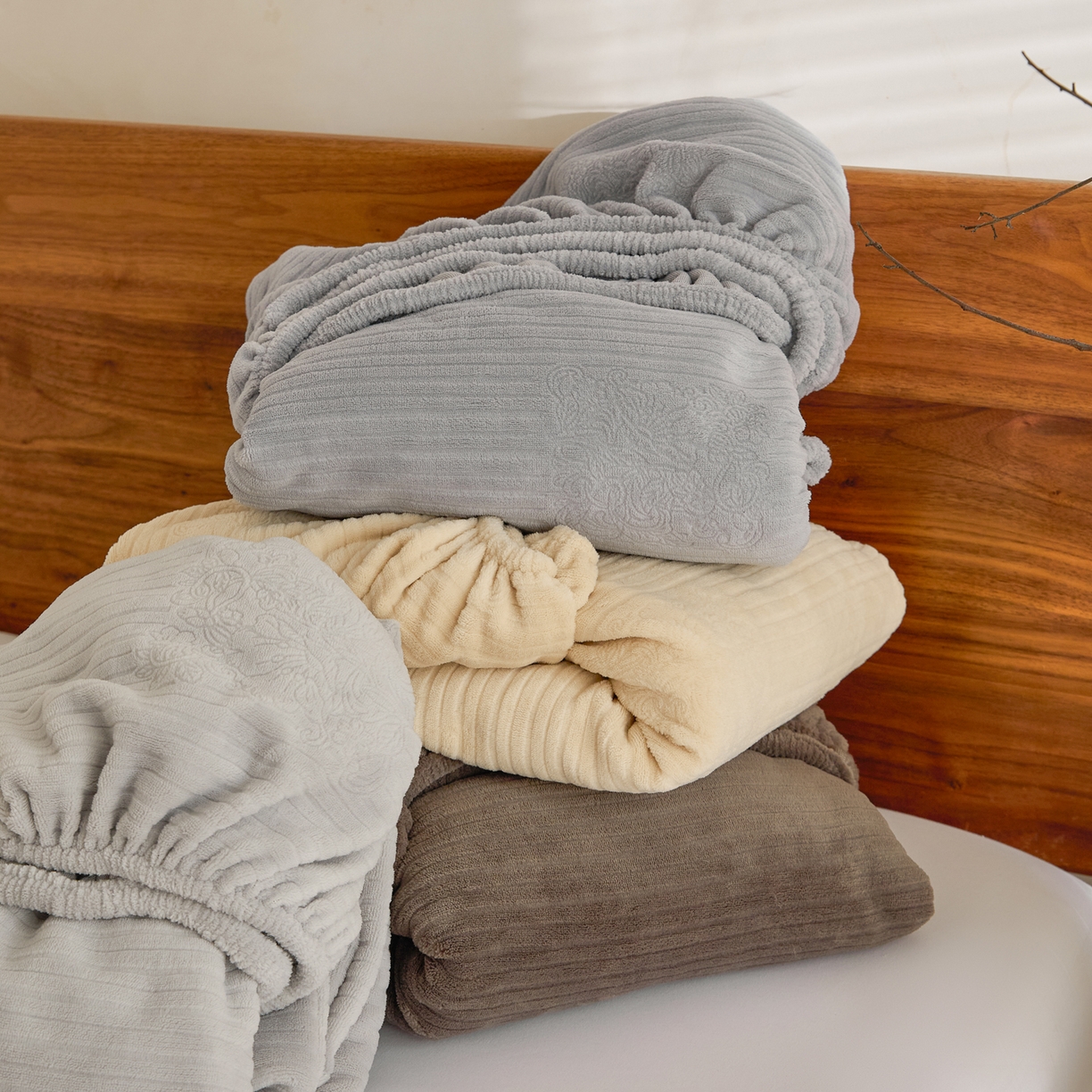 91家纺网 家纺一手货源 找家纺 早晨家纺 2025新款红金龙纯色烂花牛奶绒床笠 组合图