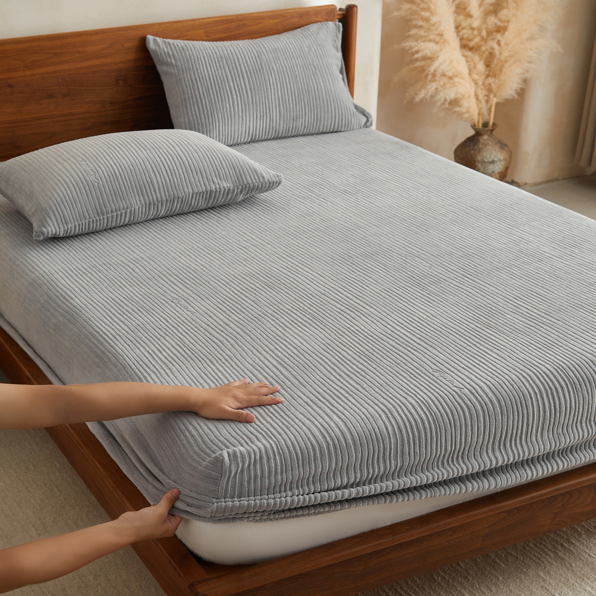 91家纺网 家纺一手货源 找家纺 早晨家纺 2025新款红金龙纯色烂花牛奶绒床笠 恬憩-银灰