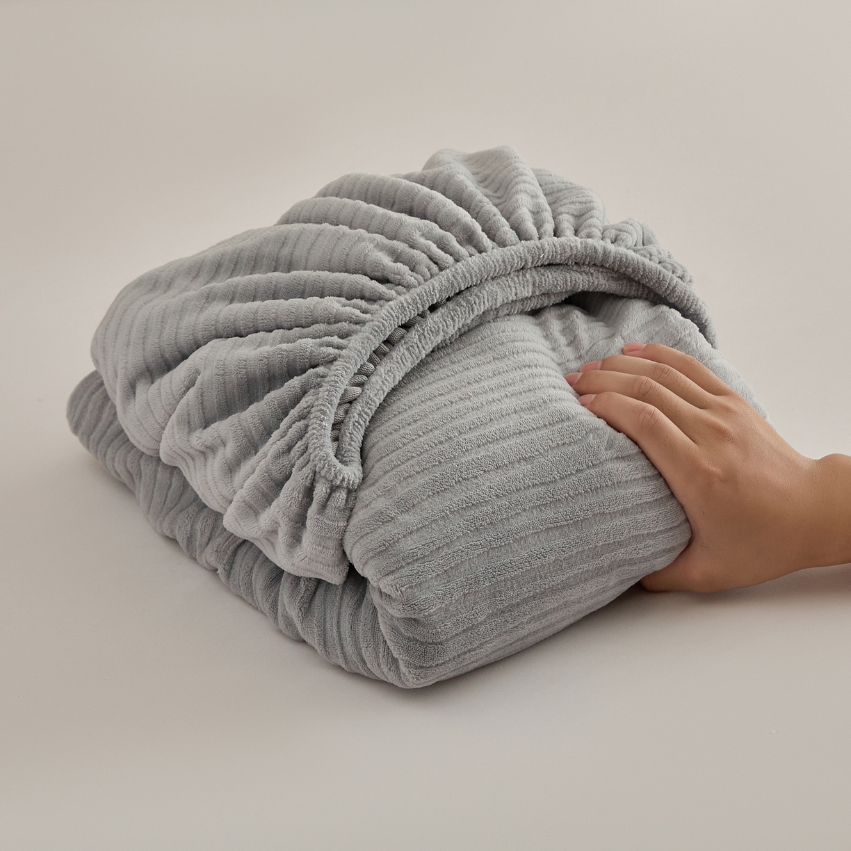 91家纺网 家纺一手货源 找家纺 早晨家纺 2025新款红金龙纯色烂花牛奶绒床笠 恬憩-银灰