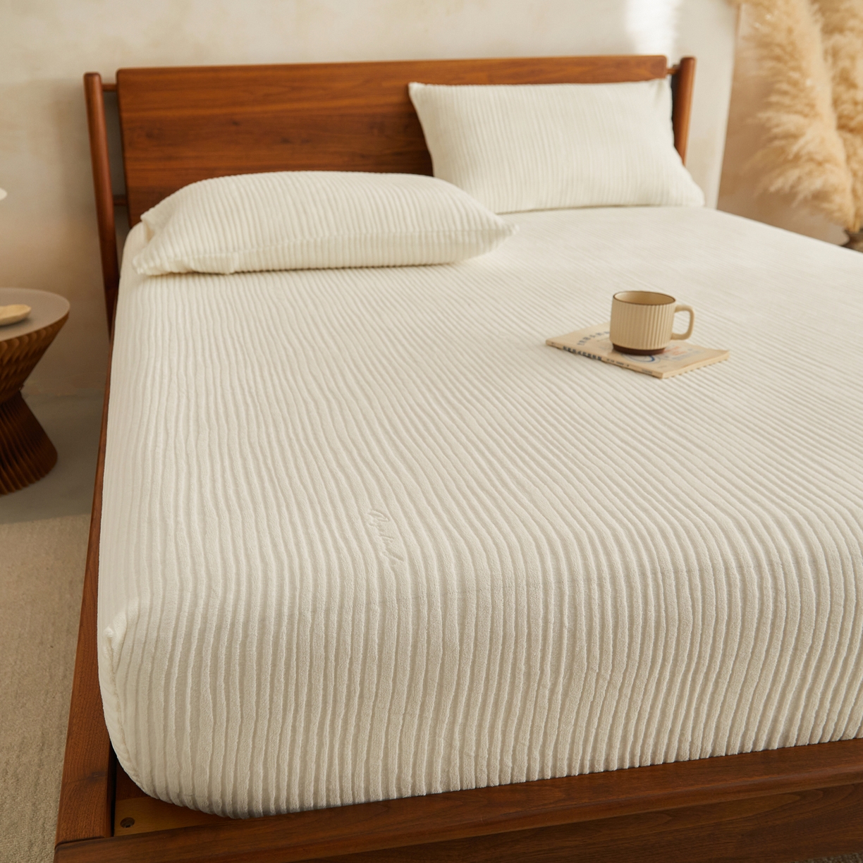 91家纺网 家纺一手货源 找家纺 早晨家纺 2025新款红金龙纯色烂花牛奶绒床笠 恬憩-奶白