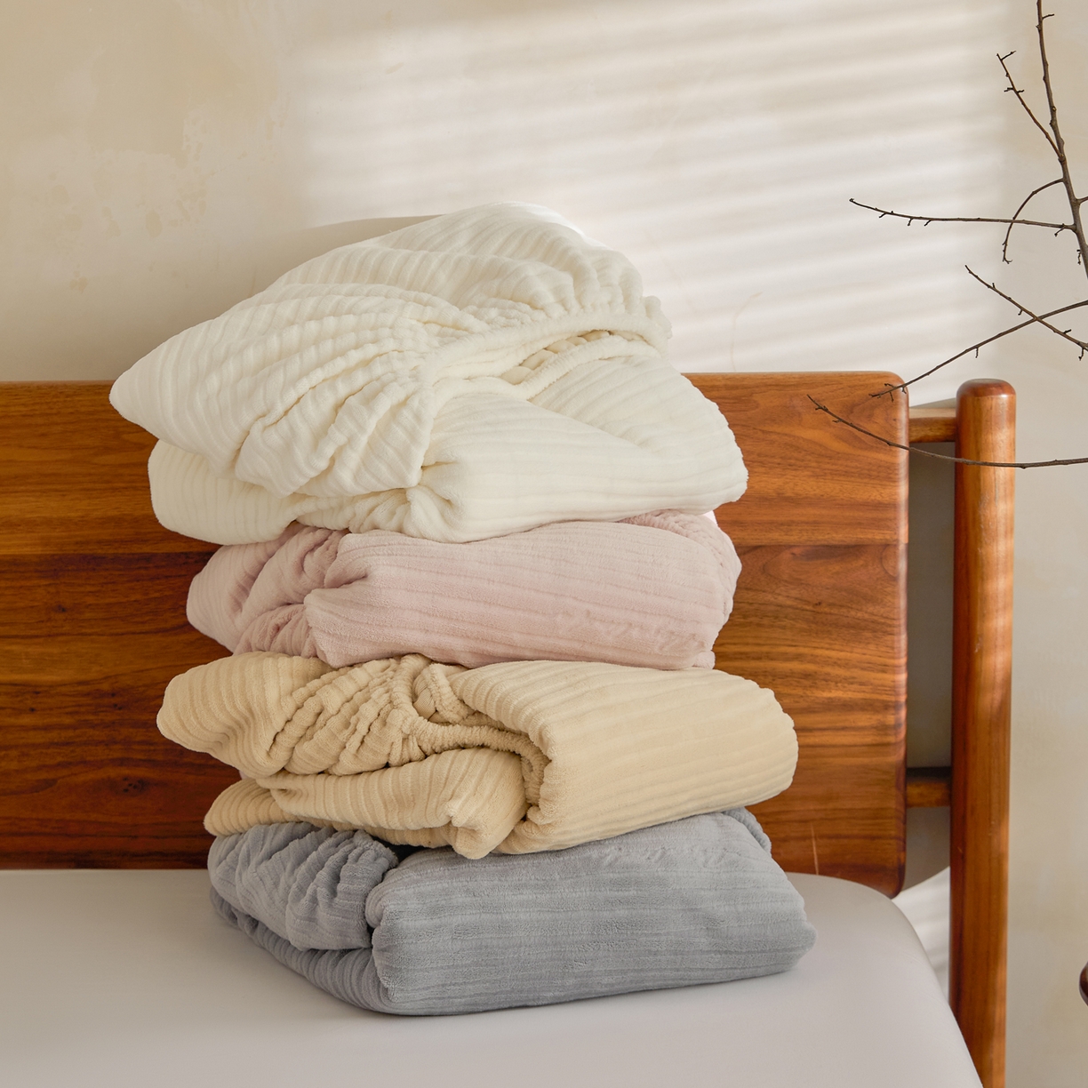 91家纺网 家纺一手货源 找家纺 早晨家纺 2025新款红金龙纯色烂花牛奶绒床笠 组合图