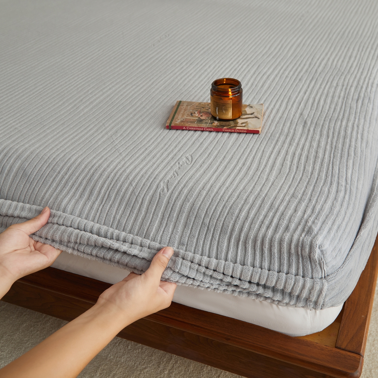 91家纺网 家纺一手货源 找家纺 早晨家纺 2025新款红金龙纯色烂花牛奶绒床笠 恬憩-银灰