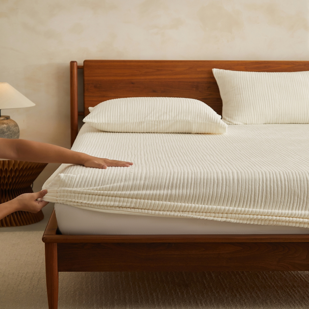 91家纺网 家纺一手货源 找家纺 早晨家纺 2025新款红金龙纯色烂花牛奶绒床笠 恬憩-奶白