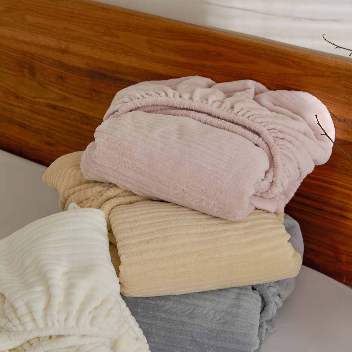 91家纺网 家纺一手货源 找家纺 早晨家纺 2025新款红金龙纯色烂花牛奶绒床笠 组合图