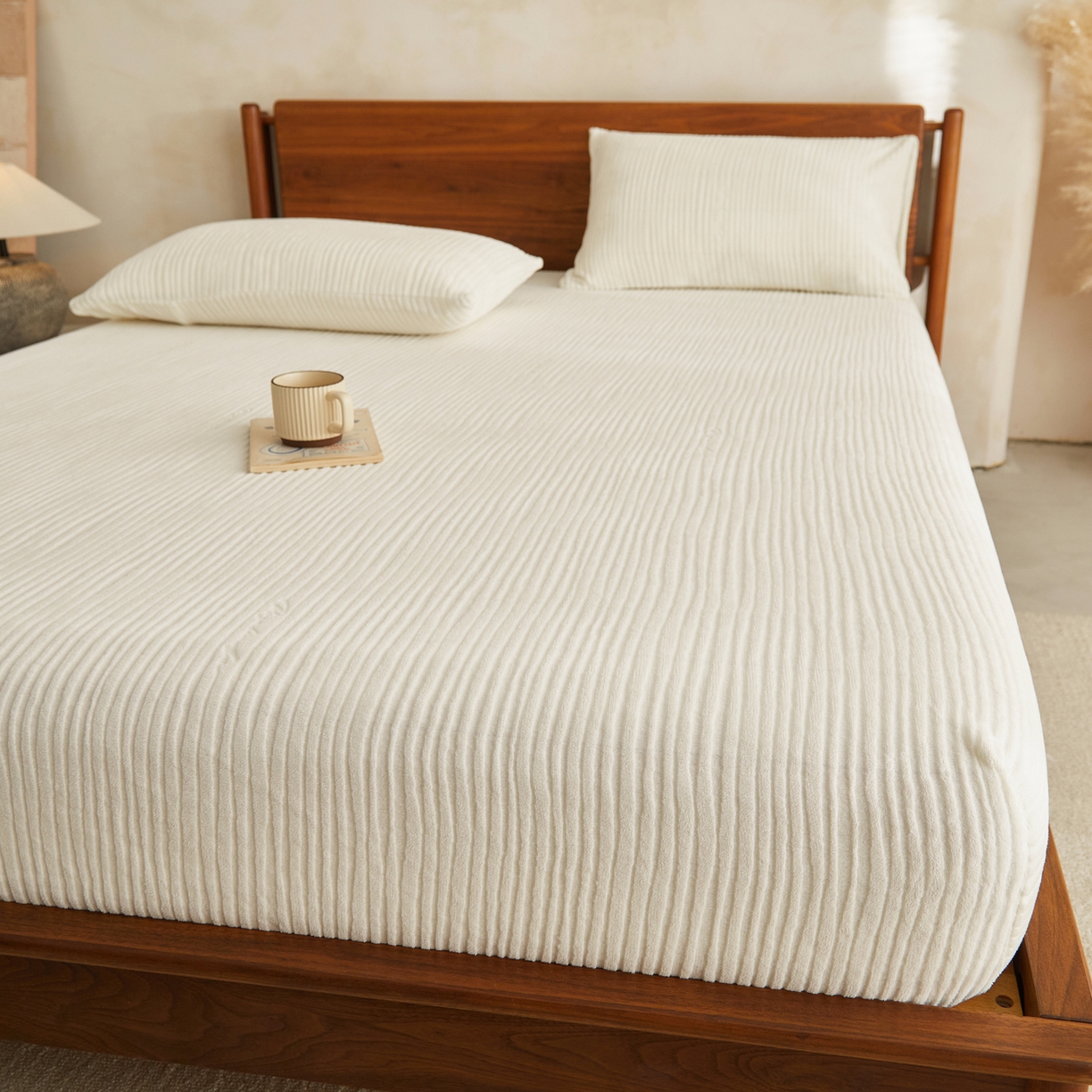 91家纺网 家纺一手货源 找家纺 早晨家纺 2025新款红金龙纯色烂花牛奶绒床笠 恬憩-奶白