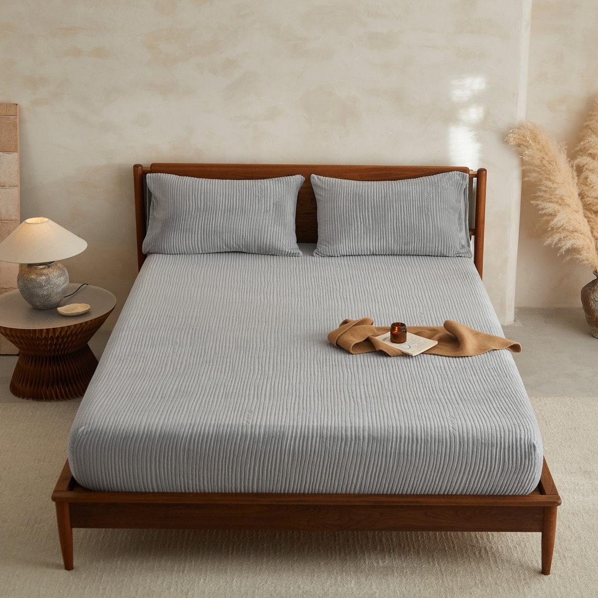 91家纺网 家纺一手货源 找家纺 早晨家纺 2025新款红金龙纯色烂花牛奶绒床笠 恬憩-银灰